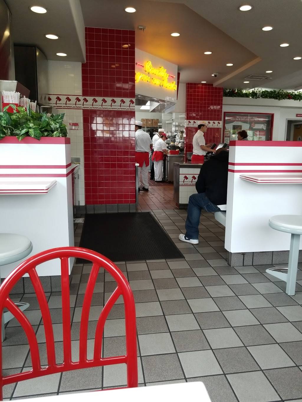 In-N-Out Burger | restaurant | 15575 Hesperian Blvd, San Leandro, CA 94579, USA | 8007861000 OR +1 800-786-1000
