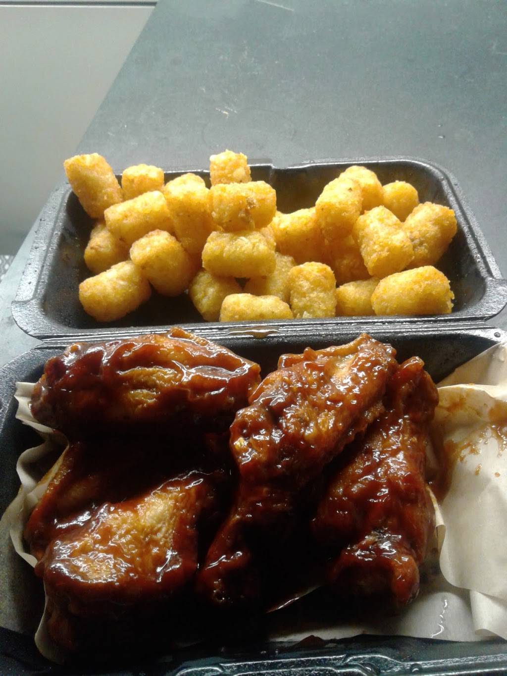 Hooters | restaurant | 1511 N Collins St, Arlington, TX 76011, USA | 8172653861 OR +1 817-265-3861