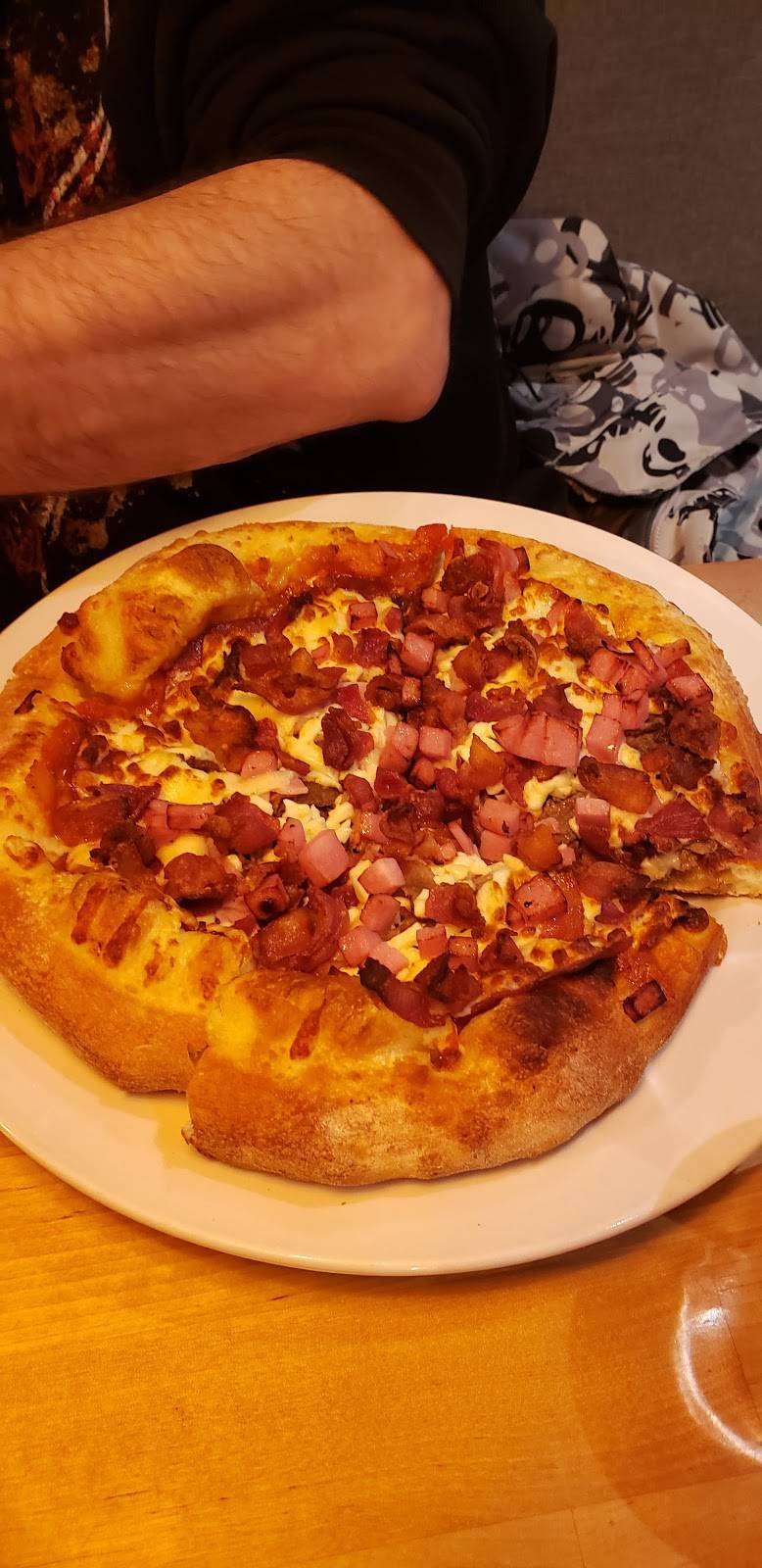 Mikes | restaurant | 419 Rue Saint-Jacques, Saint-Jean-sur-Richelieu, QC J3B 2M1, Canada | 4503473030 OR +1 450-347-3030