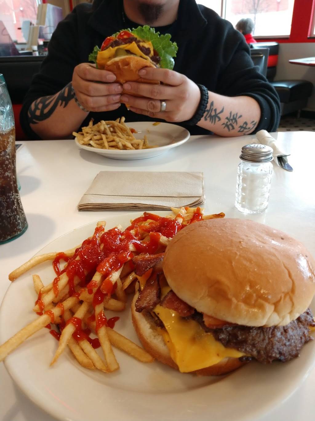 Steak n Shake | restaurant | 2019 W 75th St, Darien, IL 60561, USA | 6305150849 OR +1 630-515-0849