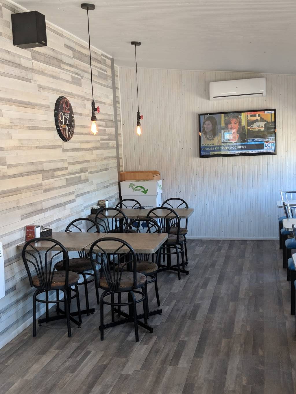 Casse-Croûte La Grondinoise | restaurant | 2350 Rang Saint Jean, Saint-Maurice, QC G0X 2X0, Canada | 8193703037 OR +1 819-370-3037