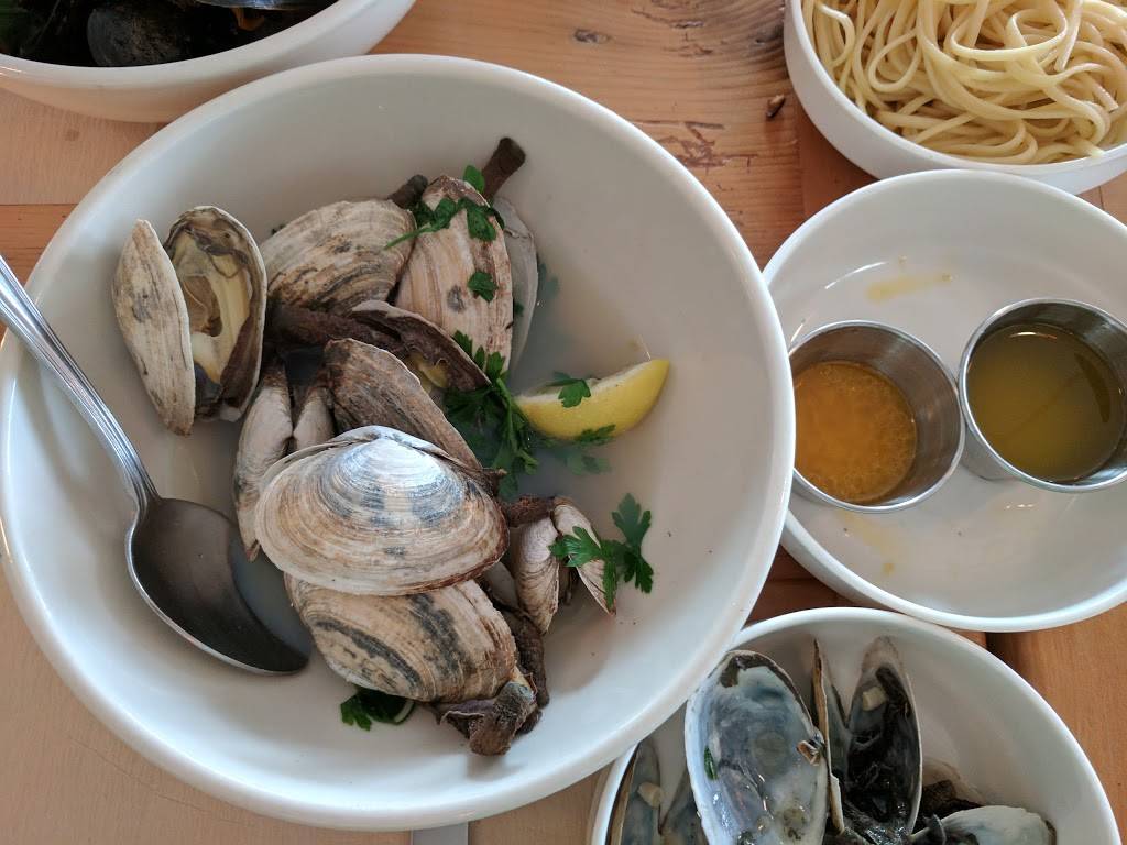 Le Dock | restaurant | Bay Walk, Bay Shore, NY 11706, USA | 6315835200 OR +1 631-583-5200