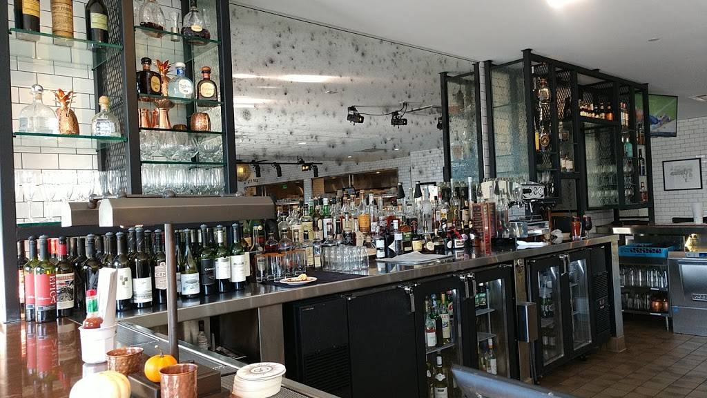 Ocean Blue Restaurant and Oyster Bar | restaurant | Landmarc Building, 118 Columbia St, Utica, NY 13502, USA | 3157352583 OR +1 315-735-2583