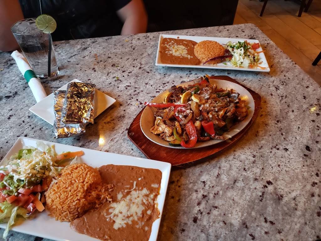 La Santa Tacos and Tequilas | restaurant | 386 Middlesex Rd, Tyngsborough, MA 01879, USA | 9782265665 OR +1 978-226-5665