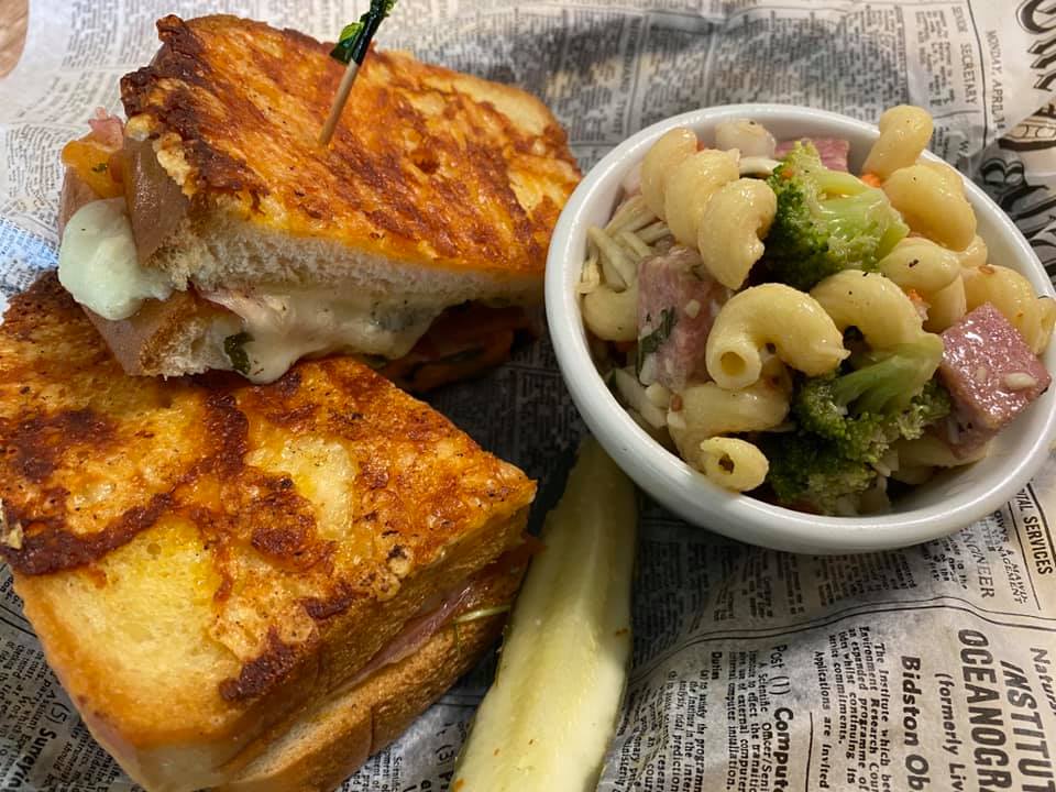 Famers Sports Bar & Grill | restaurant | N3332 Pine Mountain Rd, Iron Mountain, MI 49801, USA | 9067742747 OR +1 906-774-2747