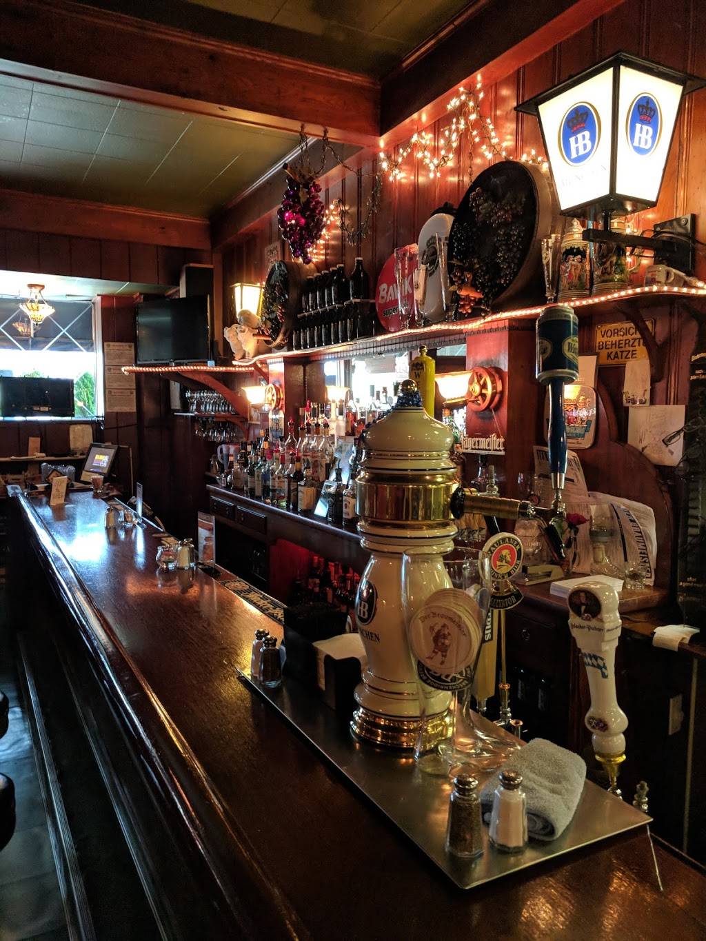 Der Braumeister Restaurant & Market | restaurant | 13046 Lorain Ave, Cleveland, OH 44111, USA | 2166716220 OR +1 216-671-6220