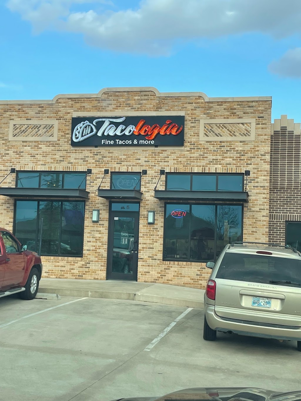 Tacologia | restaurant | 2100 N Eastern Ave, Moore, OK 73160, USA | 4057357525 OR +1 405-735-7525