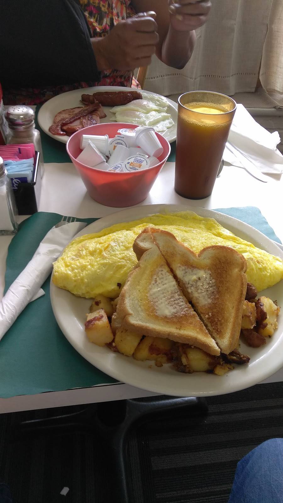 Toast of the Town | restaurant | 348 N Main St, Randolph, MA 02368, USA | 7819613883 OR +1 781-961-3883