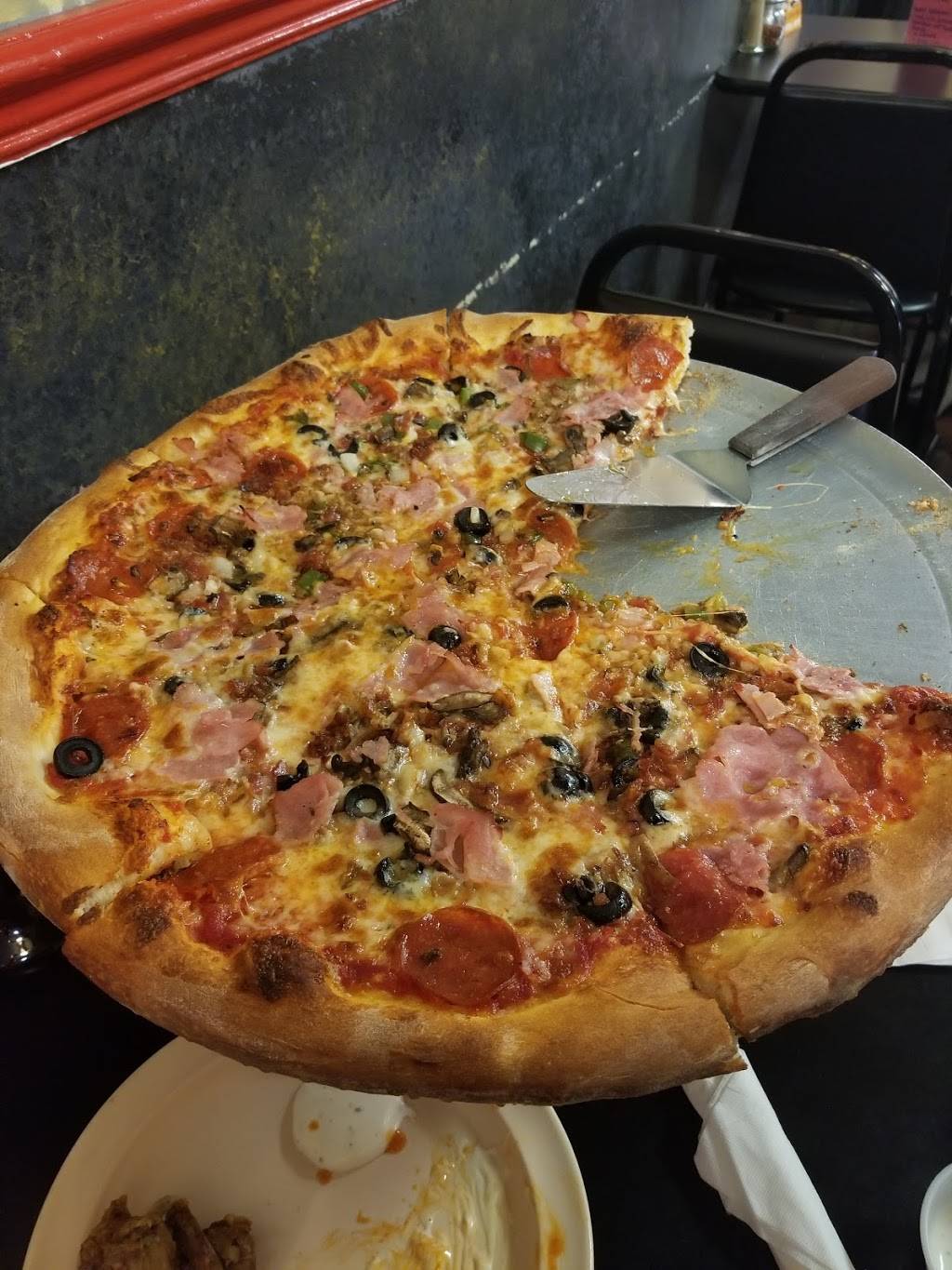 Constantines Pizza House | restaurant | 2032 S Ridgewood Ave, South Daytona, FL 32119, USA | 3864923109 OR +1 386-492-3109