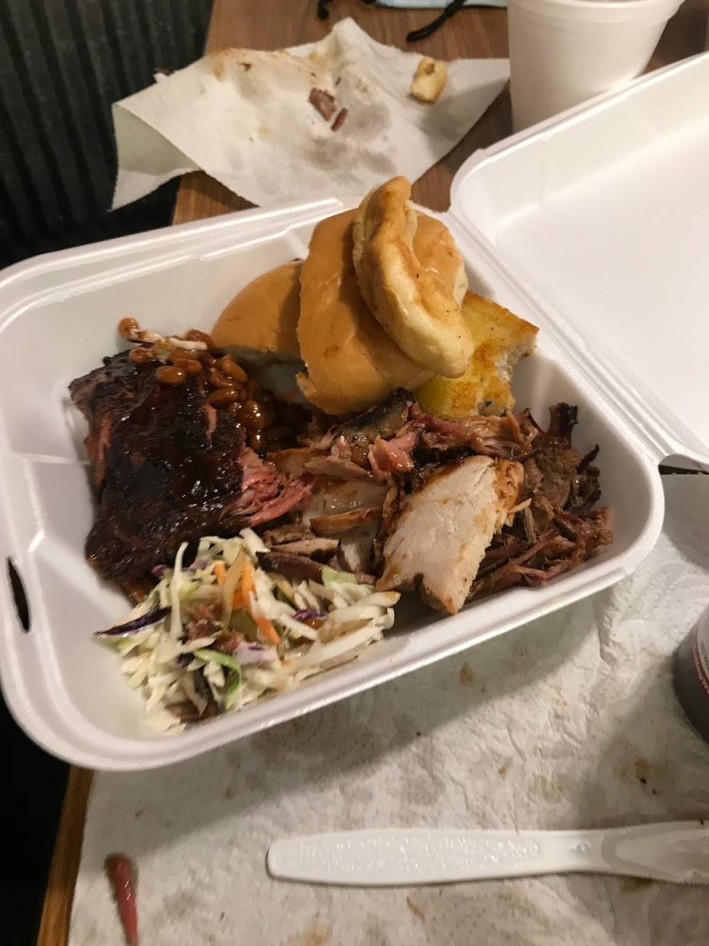 Hog Wild Pit Bar-B-Q | restaurant | 2525 Market Pl, Salina, KS 67401, USA | 7858252222 OR +1 785-825-2222