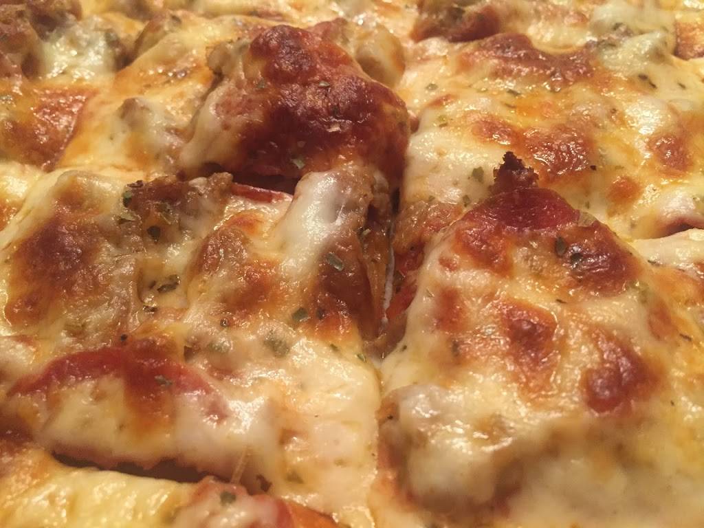 TOP HAT PIZZA | restaurant | 1509 15th St, Moline, IL 61265, USA | 3097979177 OR +1 309-797-9177