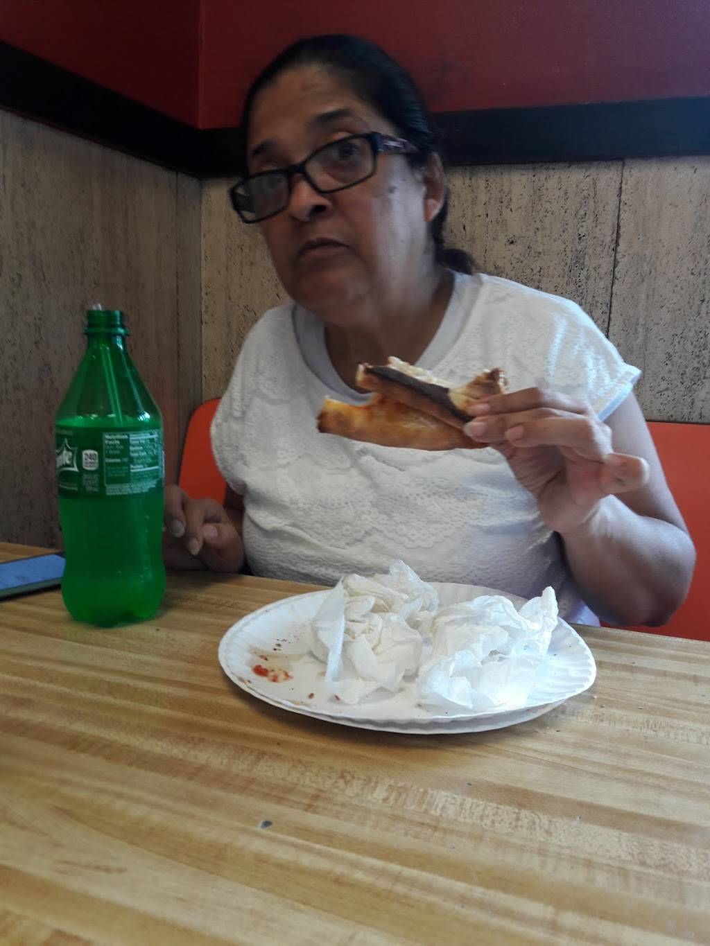 Riccardos Pizza | restaurant | 2510 River Ave, Camden, NJ 08105, USA | 8565414914 OR +1 856-541-4914