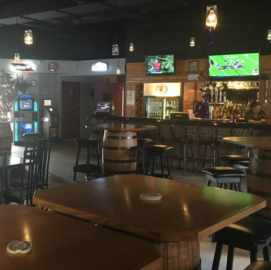 The Clubhouse Bar | restaurant | 13127 Tecumseh Rd E, Windsor, ON N8N 3T4, Canada | 5199568825 OR +1 519-956-8825