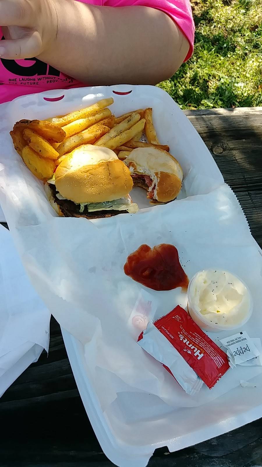 Mutzies | restaurant | 1200 Country Club Rd, Lincolnton, NC 28092, USA | 7042404592 OR +1 704-240-4592