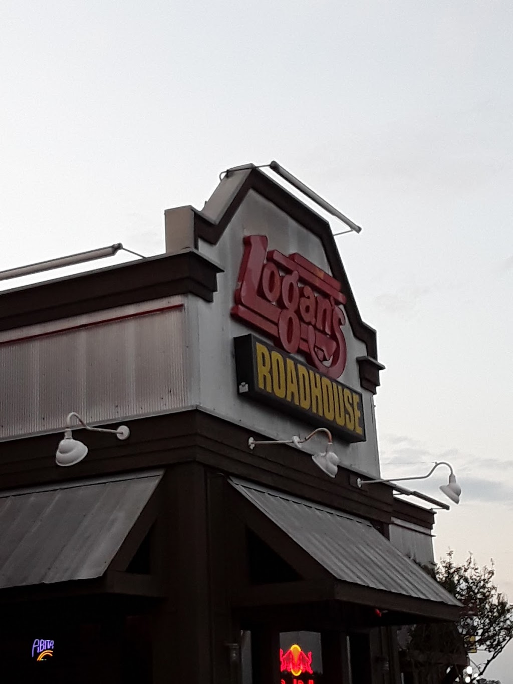 Logans Roadhouse | restaurant | 201 Constitution Dr W, Monroe, LA 71292, USA | 3183619961 OR +1 318-361-9961