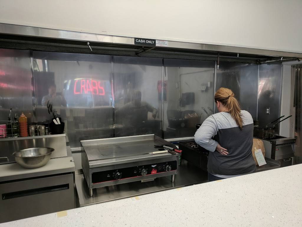 Chris Seafood | restaurant | 801 S Montford Ave, Baltimore, MD 21224, USA | 4106750117 OR +1 410-675-0117