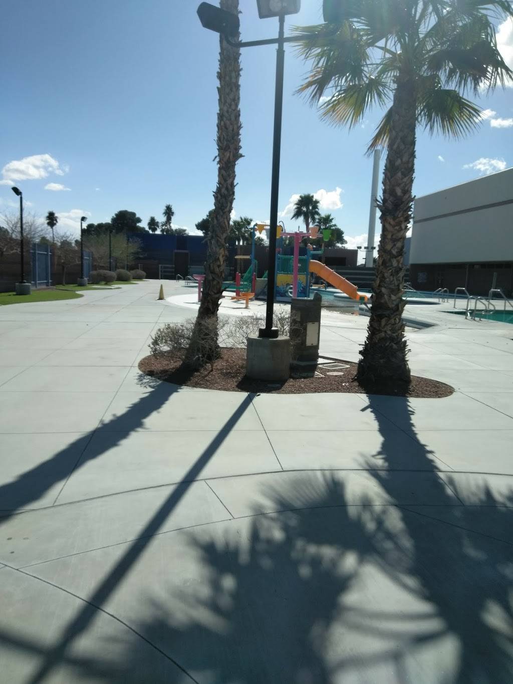 Starbucks | cafe | 753 S Arroyo Pkwy #3, Pasadena, CA 91105, USA | 6267967330 OR +1 626-796-7330