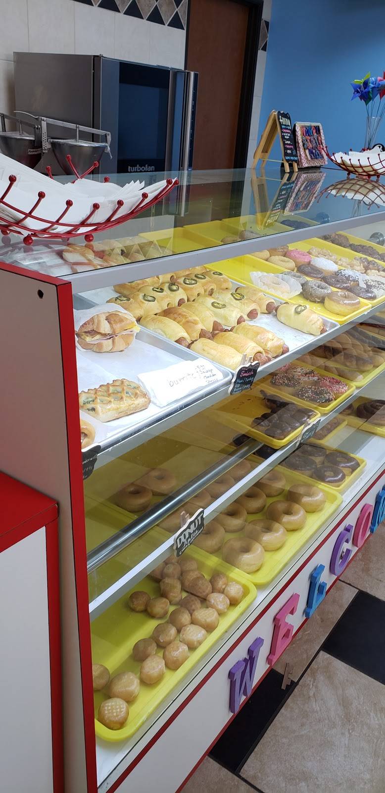 Bakers Dozen Donut | restaurant | 6810 Murphy Rd #200, Sachse, TX 75048, USA | 9724142100 OR +1 972-414-2100