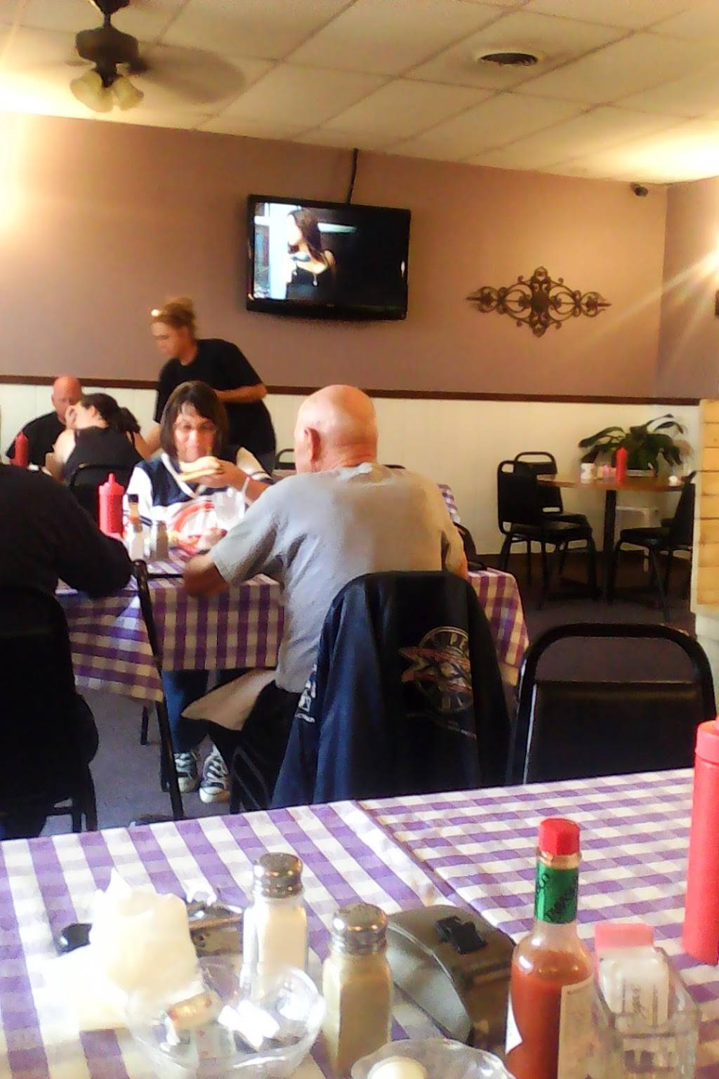 Mikkis Diner | restaurant | 1099 S Water St A, Wilmington, IL 60481, USA | 8154760556 OR +1 815-476-0556