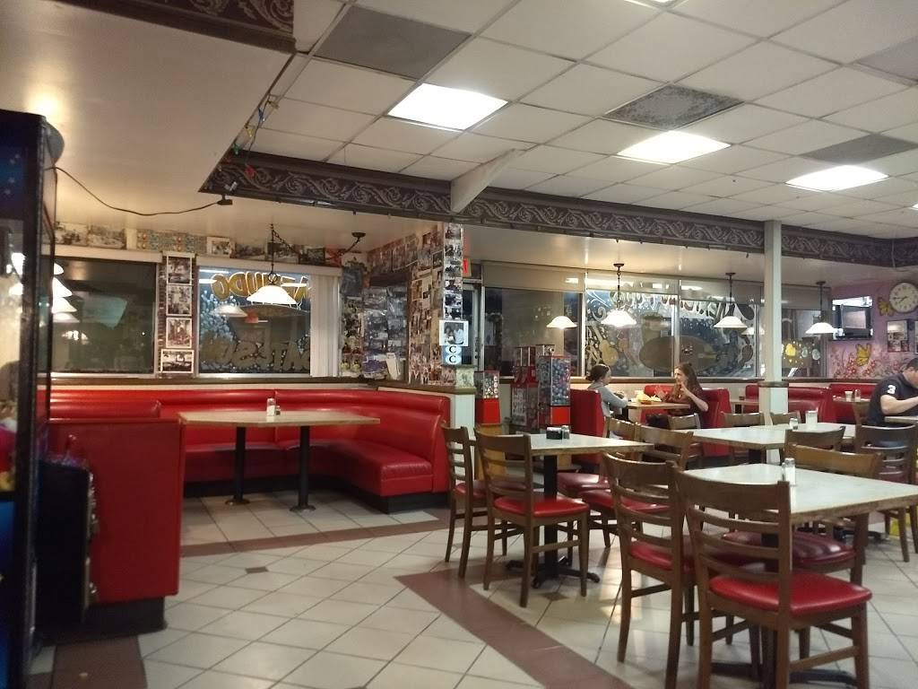 Peters Burgers & Mexican Food | restaurant | 923 W 6th St, Corona, CA 92882, USA | 9512793488 OR +1 951-279-3488