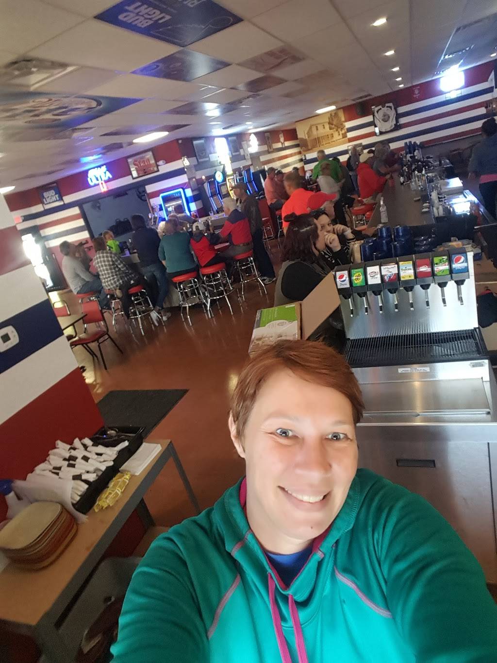 Mueths Tavern | restaurant | 2 N Main St, Smithton, IL 62285, USA | 6182778309 OR +1 618-277-8309