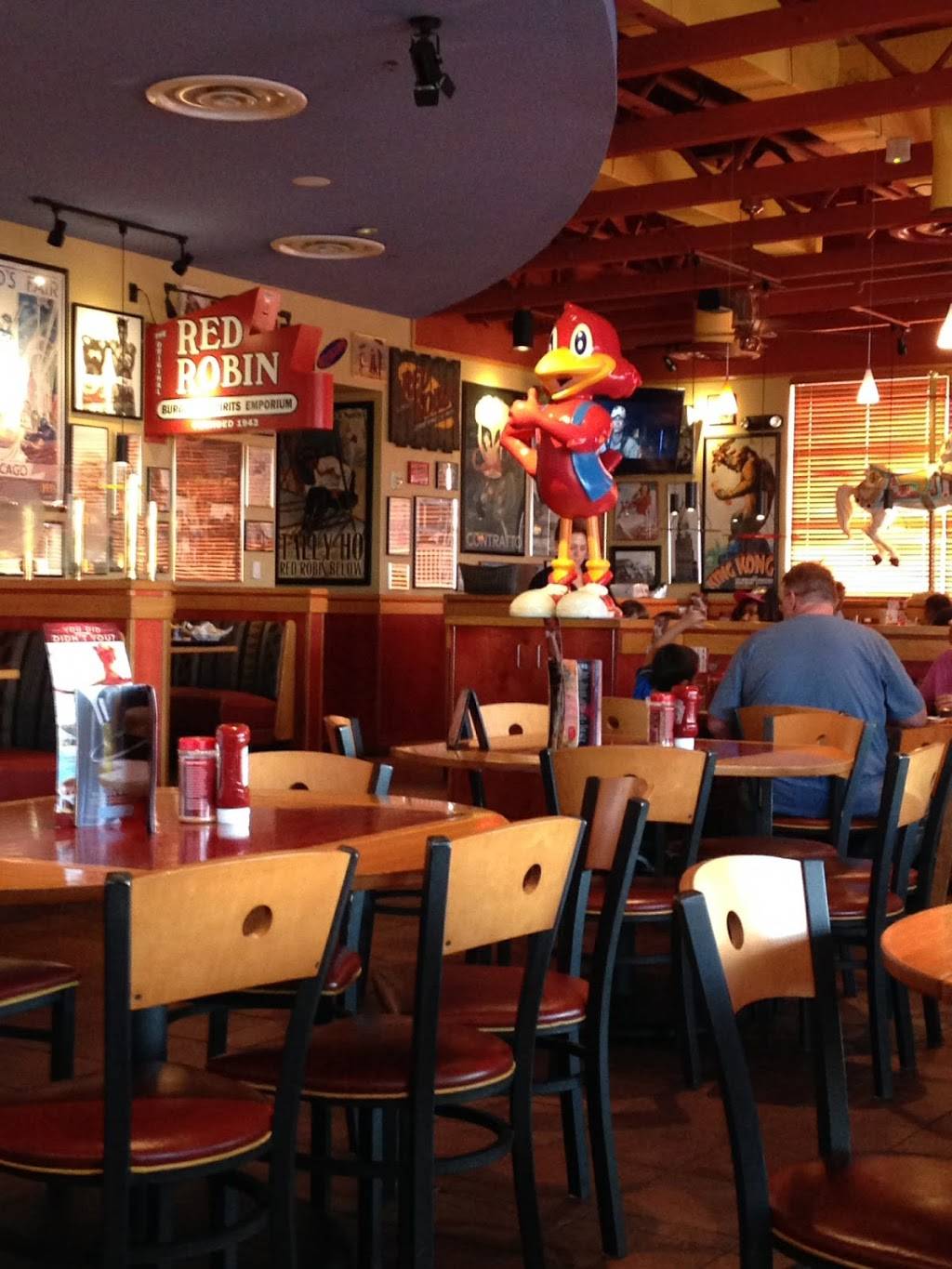 Red Robin Gourmet Burgers and Brews | restaurant | 1231 N Germantown Pkwy, Cordova, TN 38016, USA | 9017545501 OR +1 901-754-5501