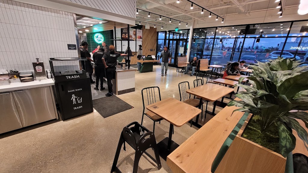 Shake Shack Brookfield | restaurant | 585 N Barker Rd, Brookfield, WI 53005, USA | 2626483675 OR +1 262-648-3675