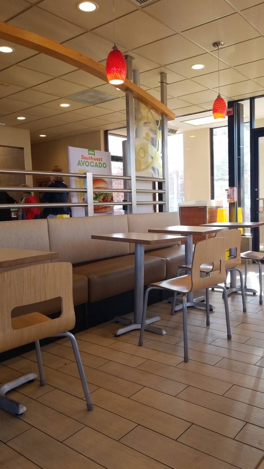 Wendys | restaurant | 580 Merrick Rd, Lynbrook, NY 11563, USA | 5165933211 OR +1 516-593-3211