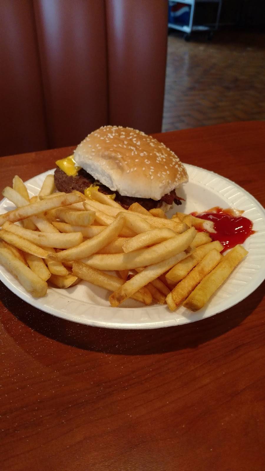 Petes Drive-In | restaurant | 1009 E Pearce Blvd, Wentzville, MO 63385, USA | 6363276992 OR +1 636-327-6992