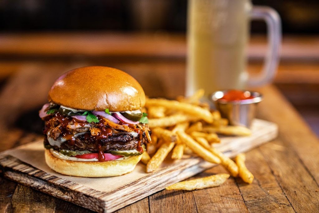 Twin Peaks | restaurant | 1571 Outlet Blvd, Daytona Beach, FL 32117, USA | 3863688946 OR +1 386-368-8946