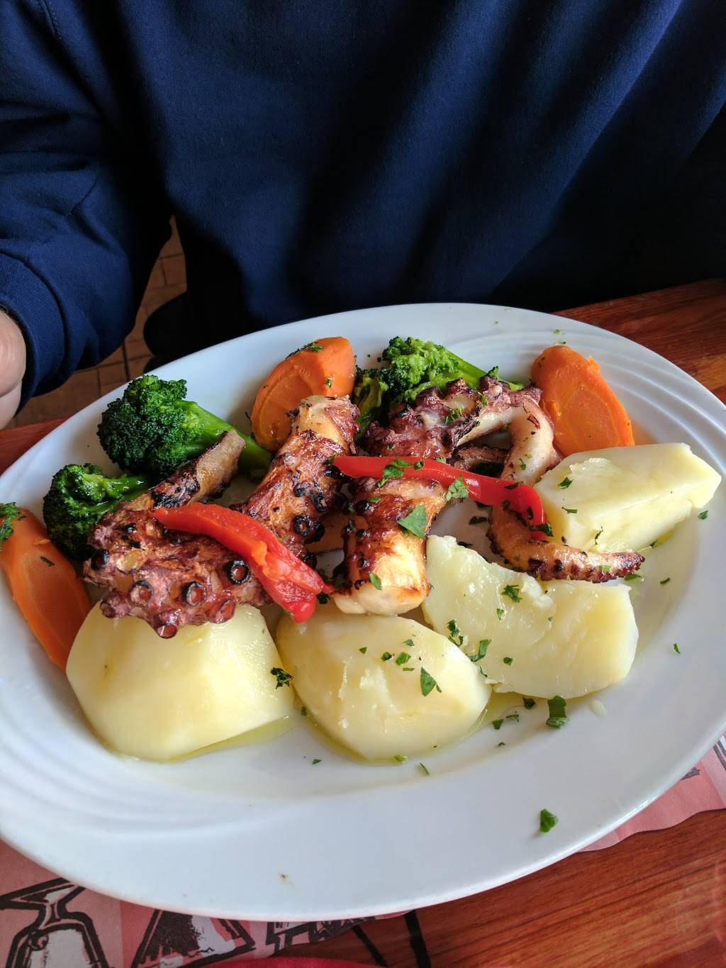 New World Bar & Restaurant | restaurant | 463 Marshall St, Elizabeth, NJ 07206, USA | 9083550333 OR +1 908-355-0333