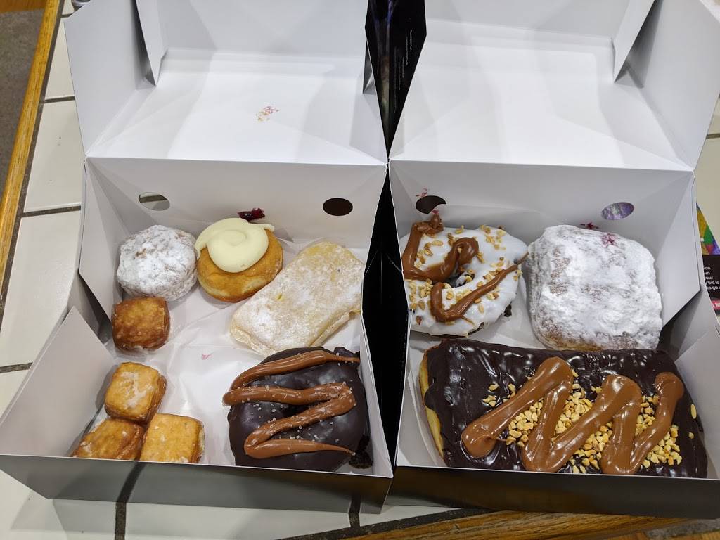 Legendary Doughnuts | restaurant | 1640 NW Gilman Blvd #3, Issaquah, WA 98027, USA | 4256518070 OR +1 425-651-8070