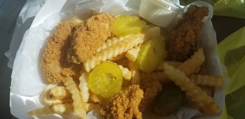 Stanleys Catfish & Wings | restaurant | 3146 Cedar Crest Blvd, Dallas, TX 75203, USA | 2149411523 OR +1 214-941-1523