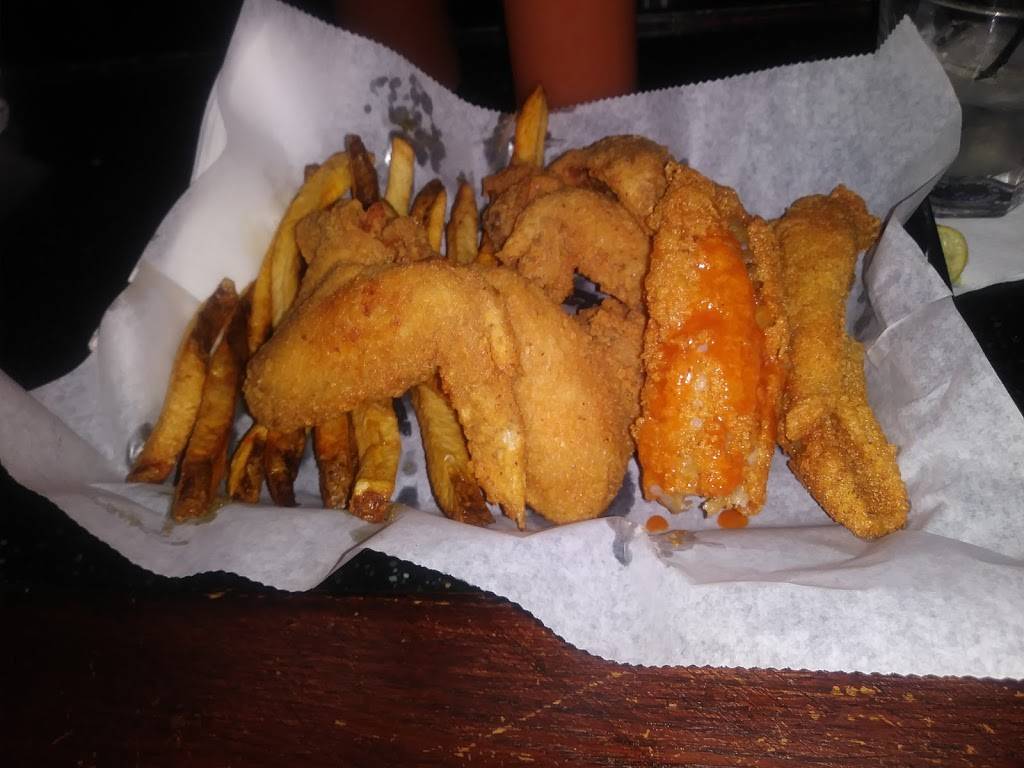 Lavue Bar & Grill | restaurant | 707 S Halsted St, Chicago Heights, IL 60411, USA | 7087550024 OR +1 708-755-0024