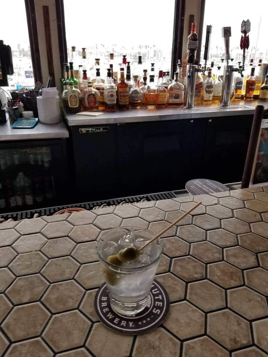 The Lookout Bar & Grill | restaurant | 2800 Harbor Blvd suite B, Oxnard, CA 93035, USA | 8059859300 OR +1 805-985-9300