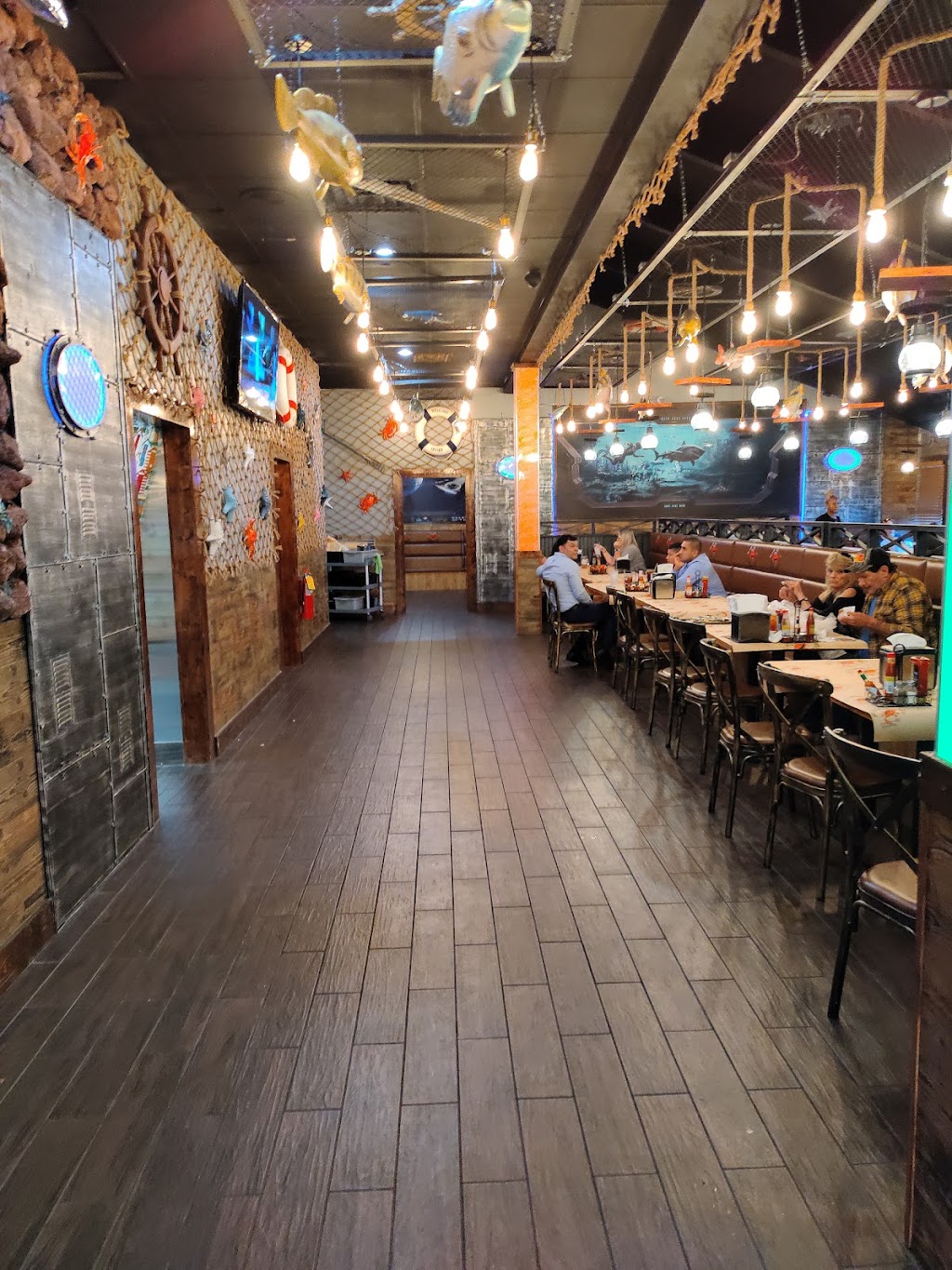 Hungry Crab | restaurant | 114 Golden Isles Plaza, Brunswick, GA 31520, USA | 9124563037 OR +1 912-456-3037