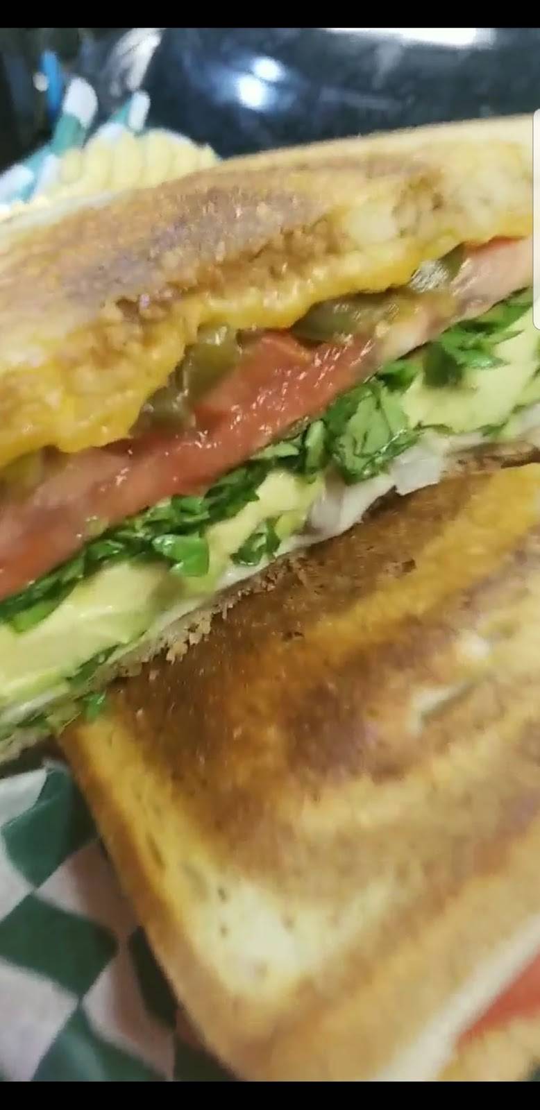 The Grilled Cheese Hideaway | restaurant | 33 King St E, Bobcaygeon, ON K0M 1A0, Canada | 7058212137 OR +1 705-821-2137