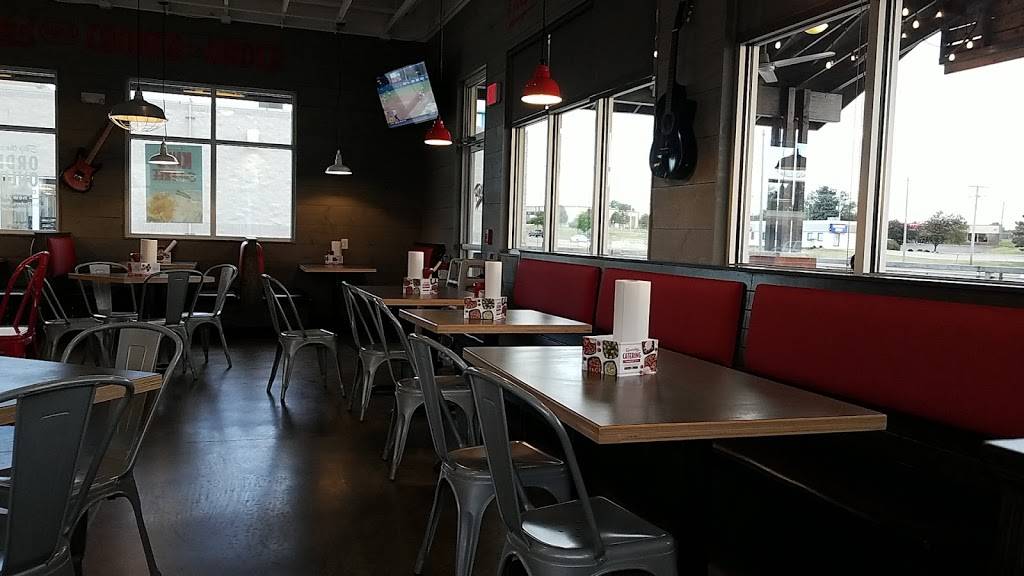 Slim Chickens | restaurant | 1515 N Veterans Pkwy, Bloomington, IL 61704, USA | 3096627546 OR +1 309-662-7546