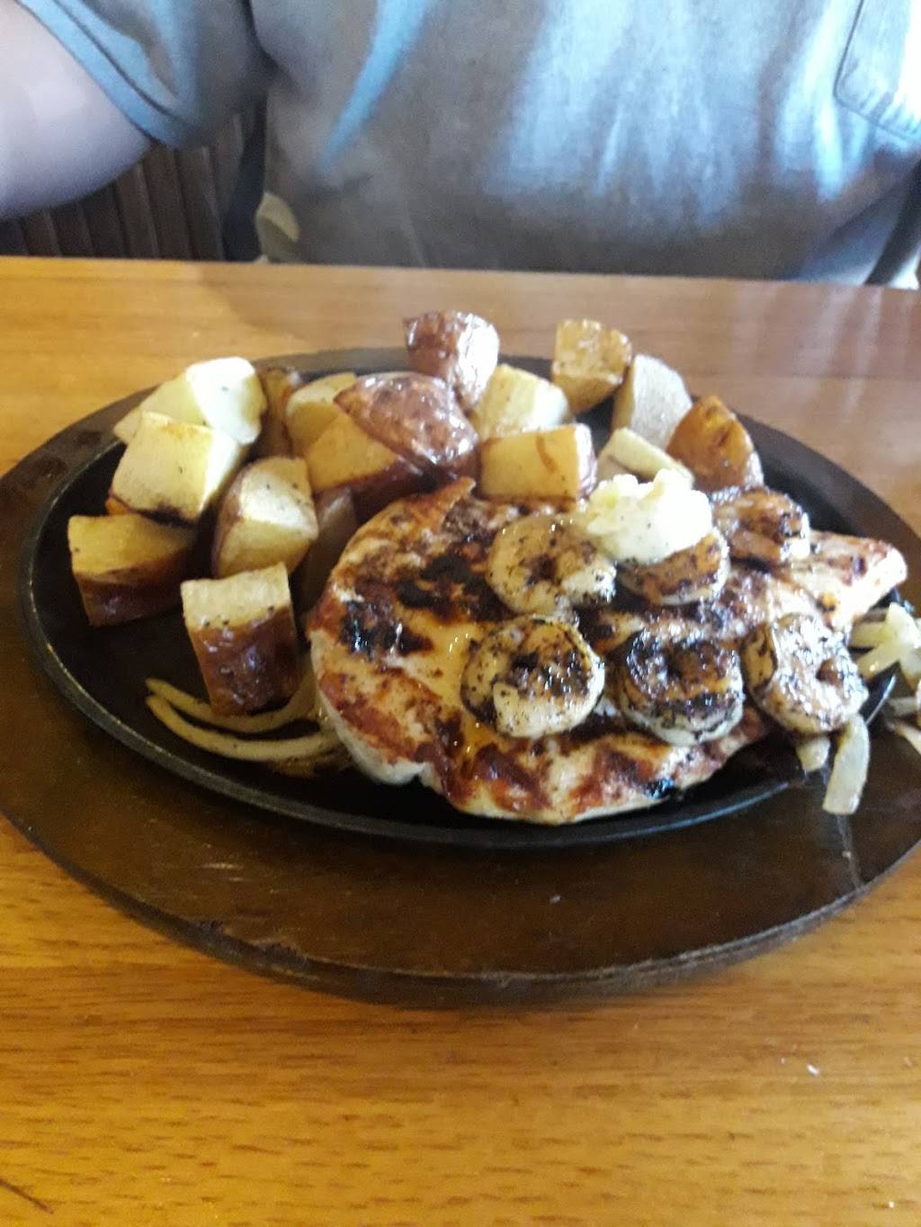 Applebees Grill + Bar | restaurant | 531 Emily Dr, Clarksburg, WV 26301, USA | 3046232092 OR +1 304-623-2092