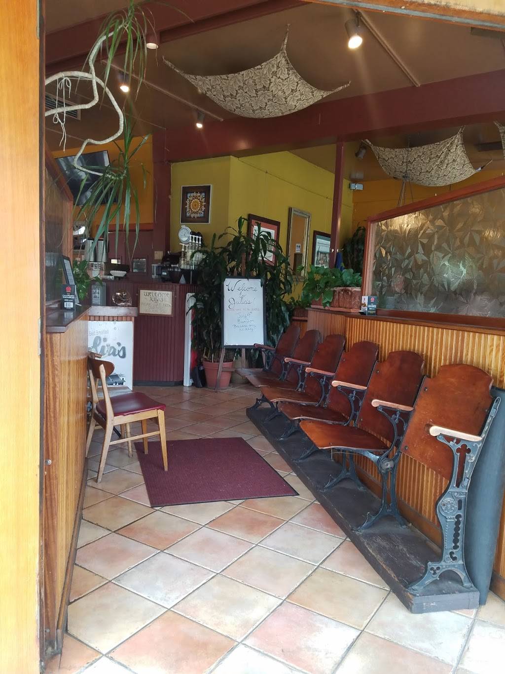 Julias in Wallingford | restaurant | 4401 Wallingford Ave N, Seattle, WA 98103, USA | 2066331175 OR +1 206-633-1175