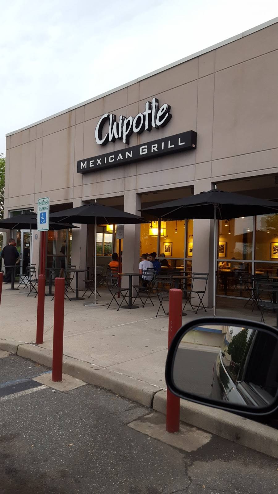 Chipotle Mexican Grill | restaurant | 215 N Broadway, Hicksville, NY 11801, USA | 5168224074 OR +1 516-822-4074