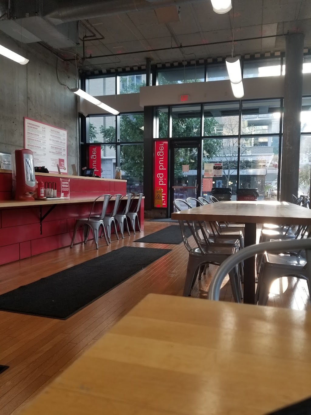 Little Big Burger - Lloyd District | restaurant | 787 NE Holladay St, Portland, OR 97232, USA | 5034776829 OR +1 503-477-6829