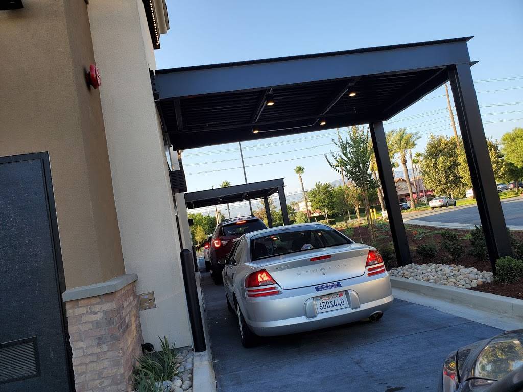 Raising Canes Chicken Fingers | meal takeaway | 1435 W Lugonia Ave, Redlands, CA 92374, USA | 9097487239 OR +1 909-748-7239