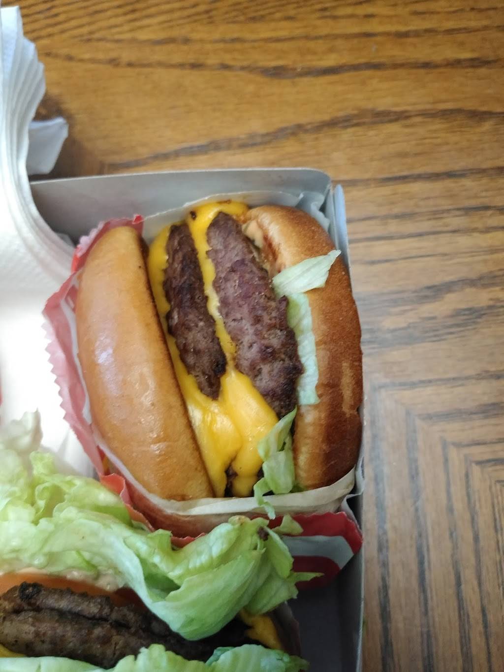 In-N-Out Burger | restaurant | 382 N Clovis Ave, Clovis, CA 93612, USA | 8007861000 OR +1 800-786-1000