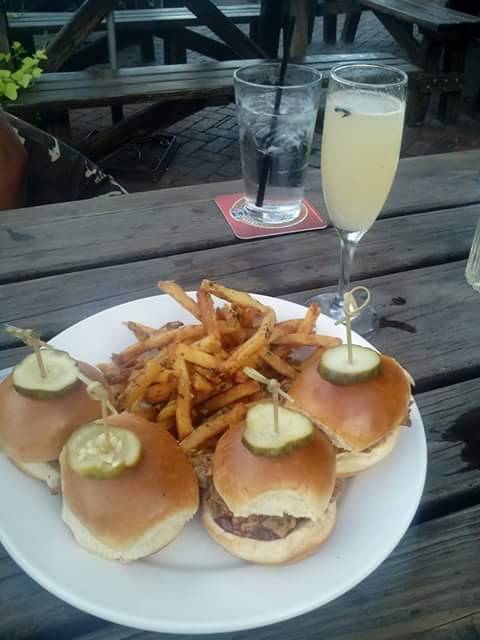 Capitol Pub | restaurant | 2401 N Henderson Ave, Dallas, TX 75206, USA | 2148879330 OR +1 214-887-9330