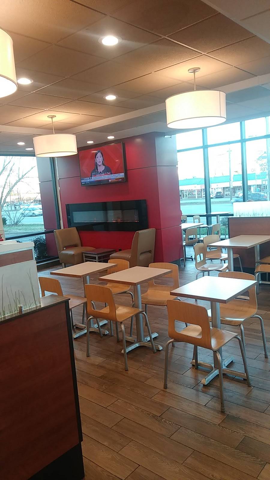 Wendys | restaurant | 913 Summit Ave, Greensboro, NC 27405, USA | 3363730900 OR +1 336-373-0900