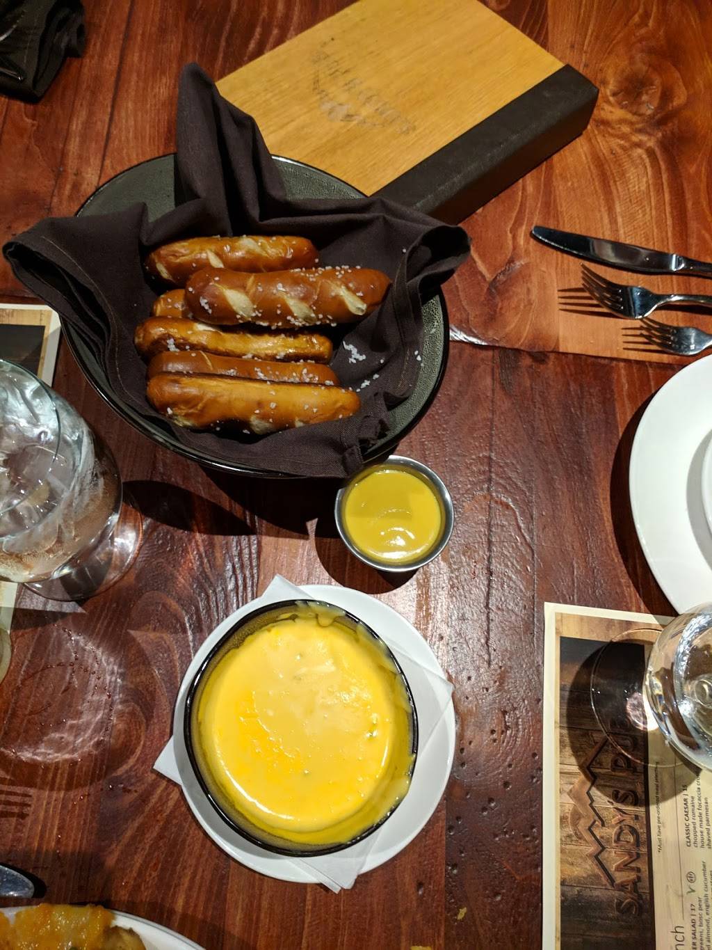 Sandys Pub | restaurant | 400 Squaw Creek Rd, Olympic Valley, CA 96146, USA | 5305836300 OR +1 530-583-6300