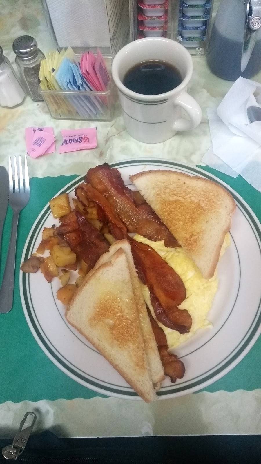 Quaker Diner | restaurant | 319 Park Rd, West Hartford, CT 06119, USA | 8602325523 OR +1 860-232-5523