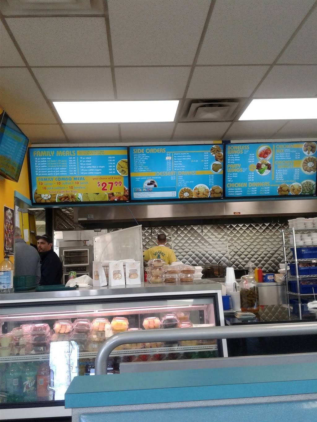 Sharks Fish & Chicken | restaurant | 340 E 167th St, Harvey, IL 60426, USA | 7085665323 OR +1 708-566-5323