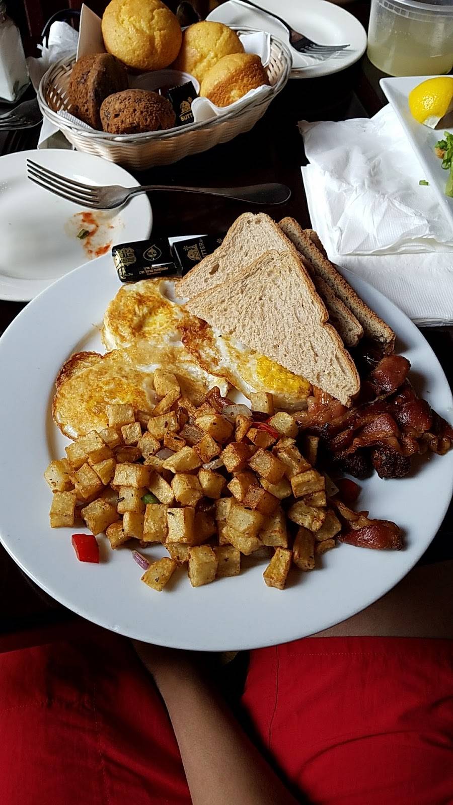 Mullanes Bar & Grill | restaurant | 71 Lafayette Ave, Brooklyn, NY 11217, USA | 7187977606 OR +1 718-797-7606